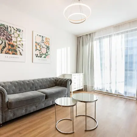 Wola Bloom By Bookinghost Warschau