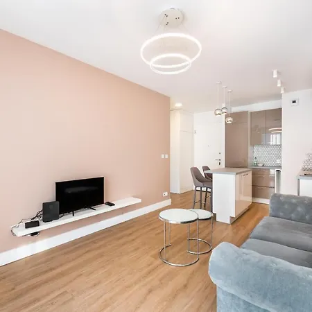 Wola Bloom By Bookinghost * Warschau