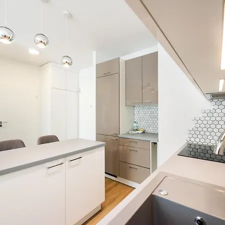 Wola Bloom By Bookinghost * Warschau