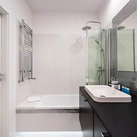 Wola Bloom By Bookinghost * ורשה