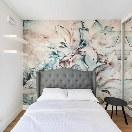 Wola Bloom By Bookinghost Varşova