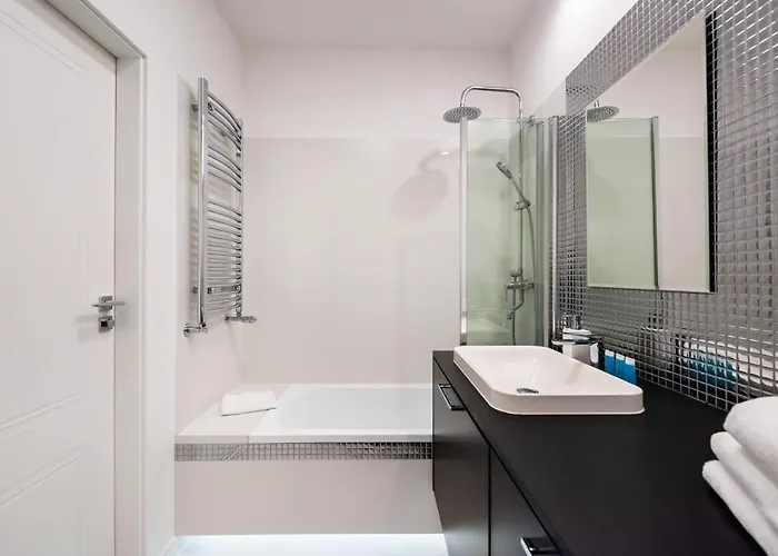 Wola Bloom By Bookinghost * وارسو