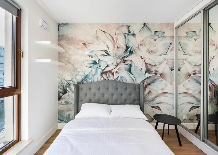 Wola Bloom By Bookinghost وارسو